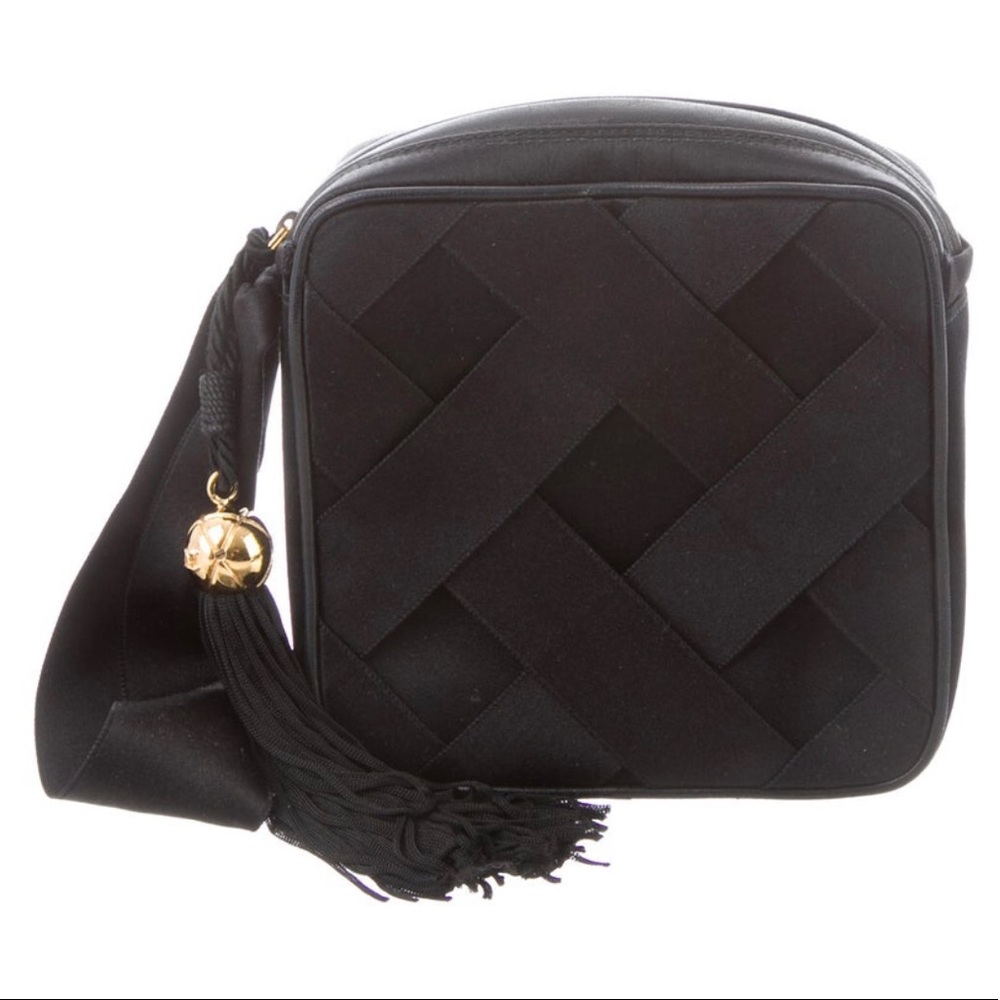 Vintage CHANEL Satin Wristlet w/ Tassel ❤️
